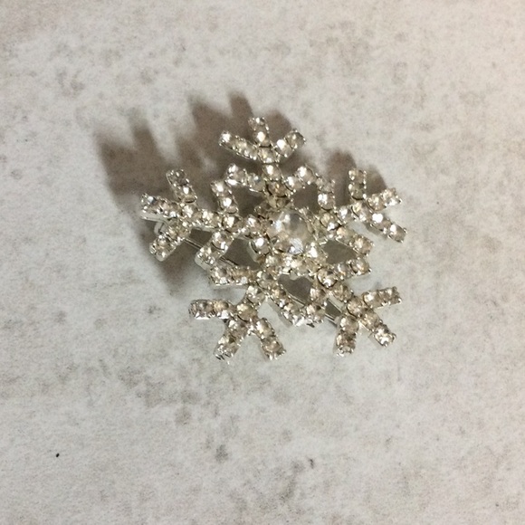 Blingy snowflake silver brooch - Picture 2 of 6